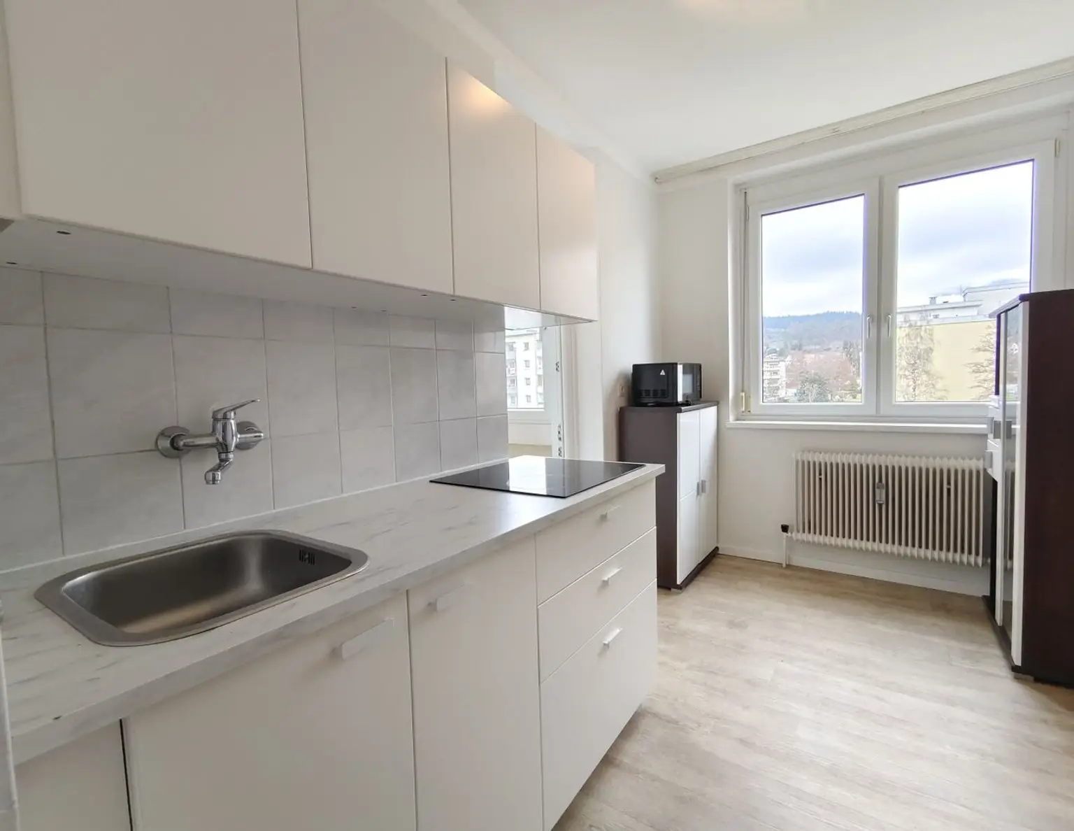 Helle, vermietete Wohnung mit Balkon in sehr guter Lage zu Verkaufen