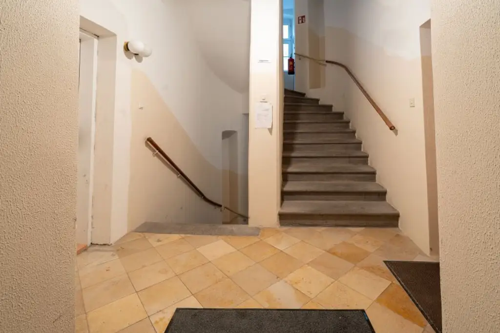 Stark sanierungsbedürftige 2-Zimmer-Wohnung in Toplage der Linzer Innenstadt