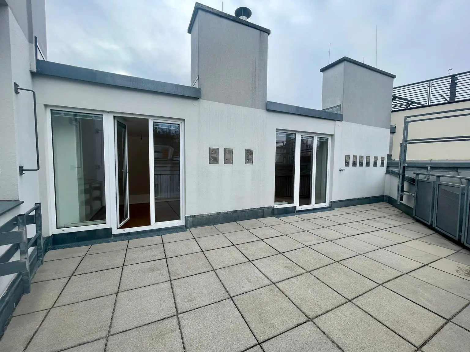 Modernes Wohnen nahe Naschmarkt: Klimatisierte Dachgeschoßwohnung mit Balkon und Terrasse