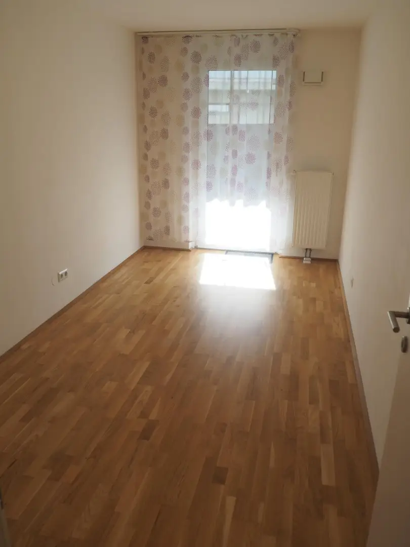 Zimmer 2, mit Ausgang auf den Balkon