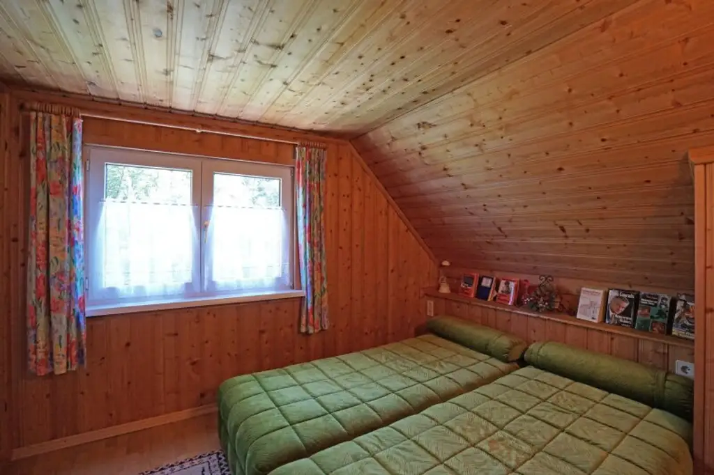 Reizvolles Holzhaus (gedämmt, verputzt) in ruhiger, naturnaher Lage - Neubaupotenzial!