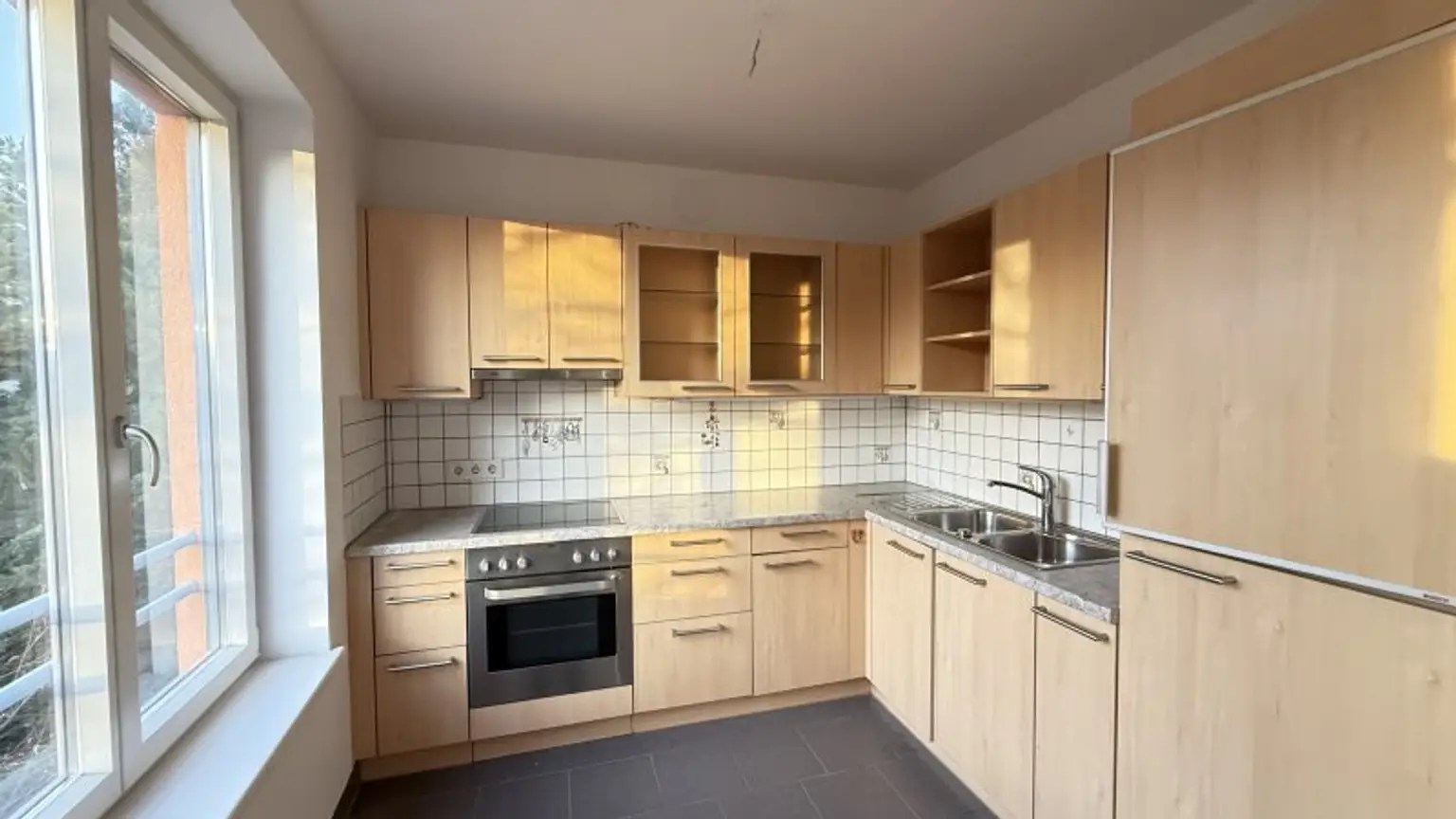 Nahe Schönbrunn: 2-Zimmer-Wohnung mit Balkon und Wintergarten, sowie ein opt. Stellplatz!