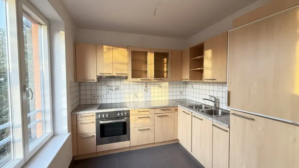 Nahe Schönbrunn: 2-Zimmer-Wohnung mit Balkon und Wintergarten, sowie ein opt. Stellplatz!