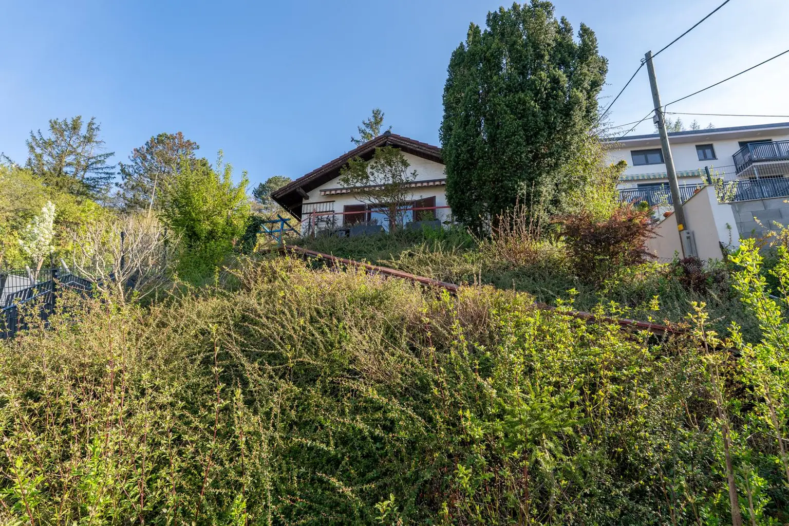 05_Garten Blick hinauf Sommerhaus