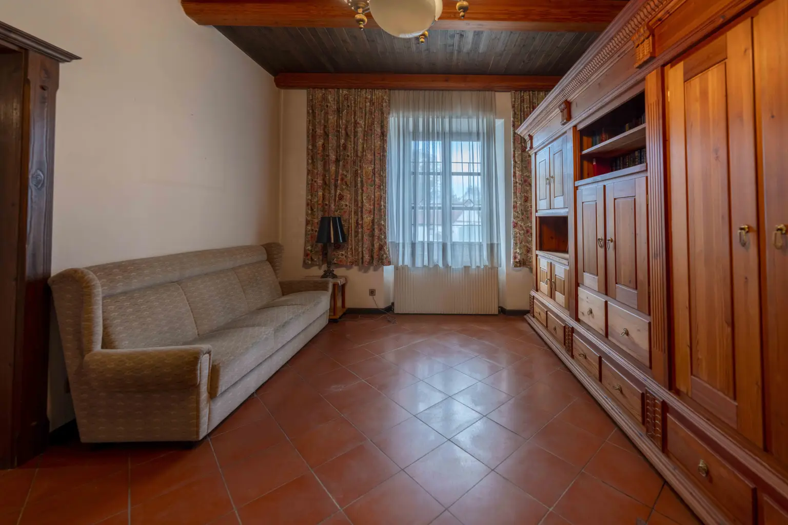 ** Historisches Johanniterhaus am Heldenplatz – mit Innenhof und Gartenbereich **