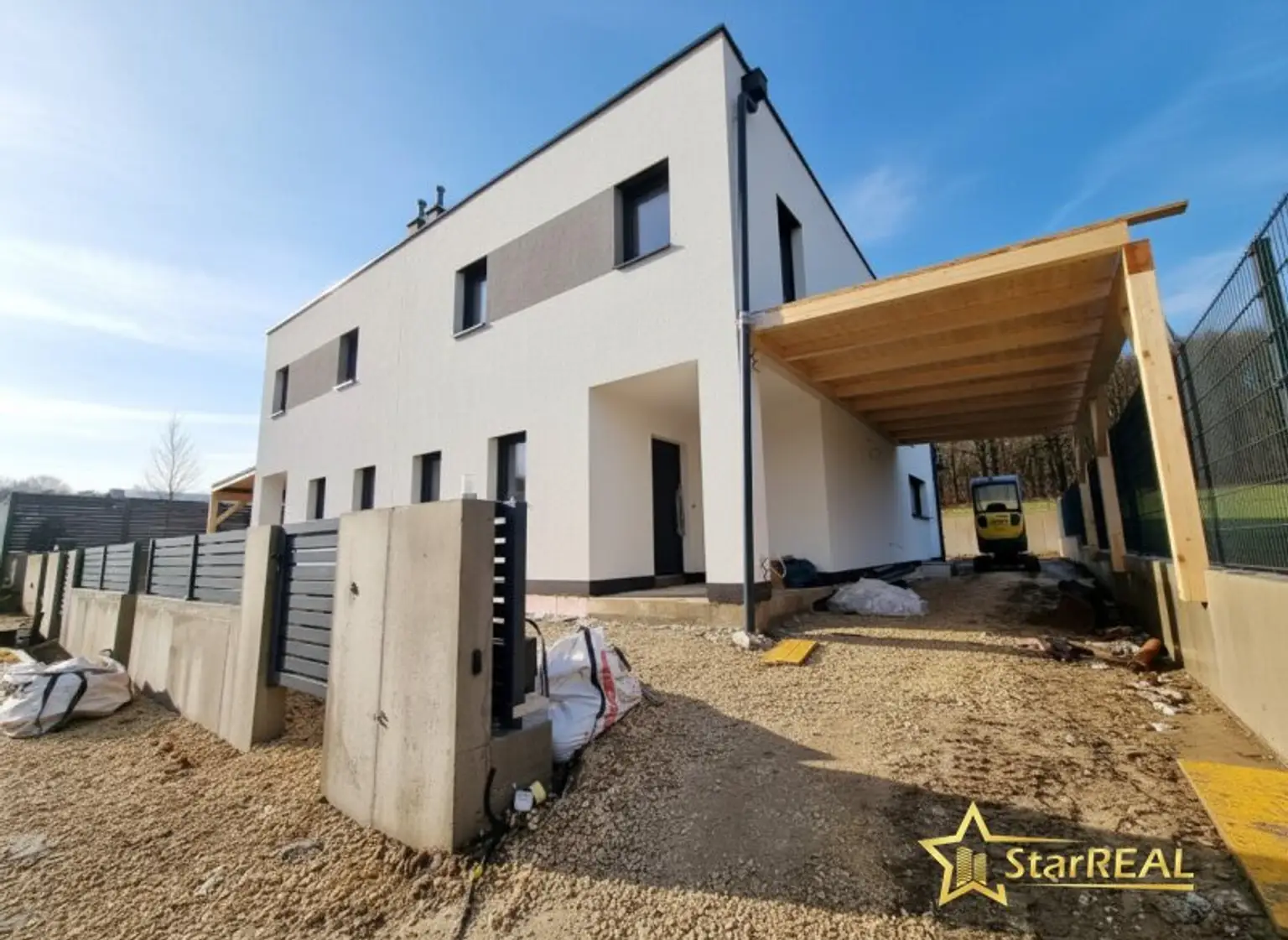 KURZ VOR FERTIGSTELLUNG! 208 m² NFL! 5-ZIMMER, KELLER, BALKON, TERRASSE, CARPORT UND GROSSER GARTEN. ZIEGELQUALITÄT MIT UNVERBAUBAREM GRÜNBLICK.