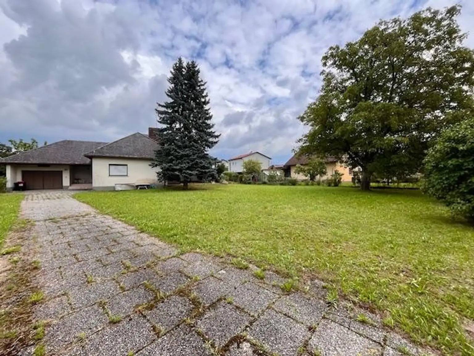 Ruhig gelegenes Baugrundstück mit Altbestand am Stadtrand von Wels zu verkaufen