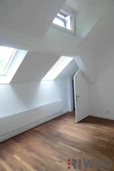 Ruhig gelegenes Hofgebäude mit Eigengarten & moderner Küche | 5 Zimmer & Keller