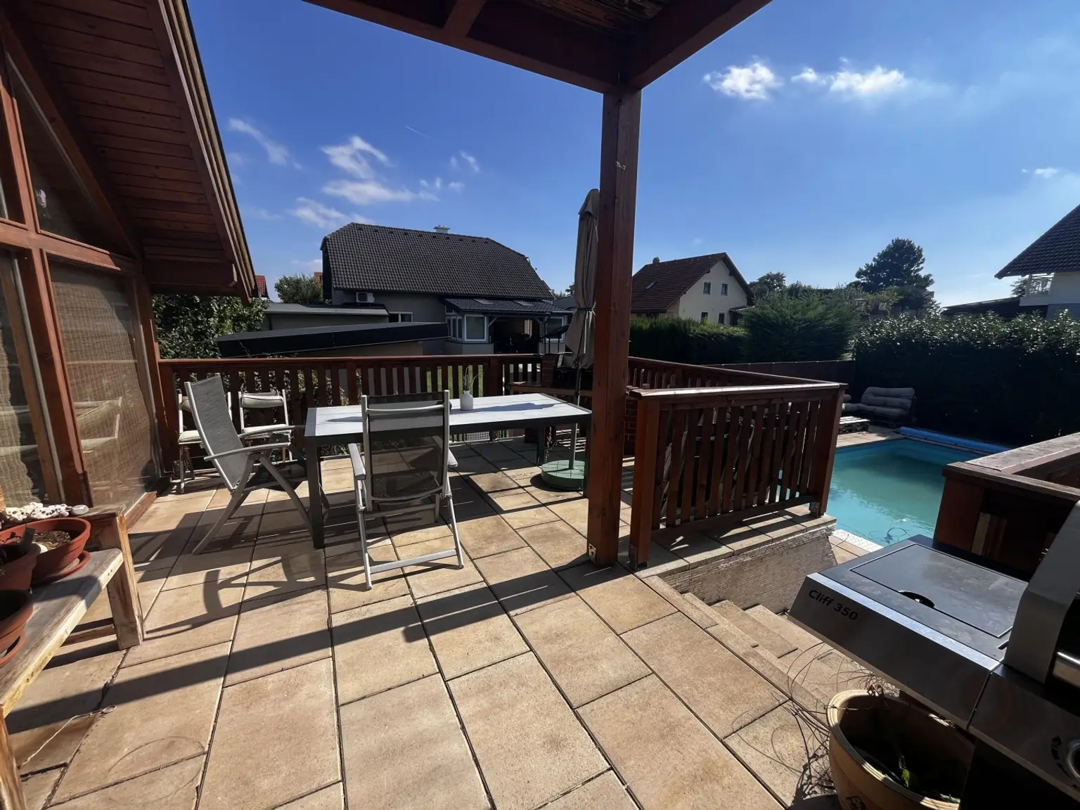 "Solides, Charmantes Haus mit Garten und Pool"