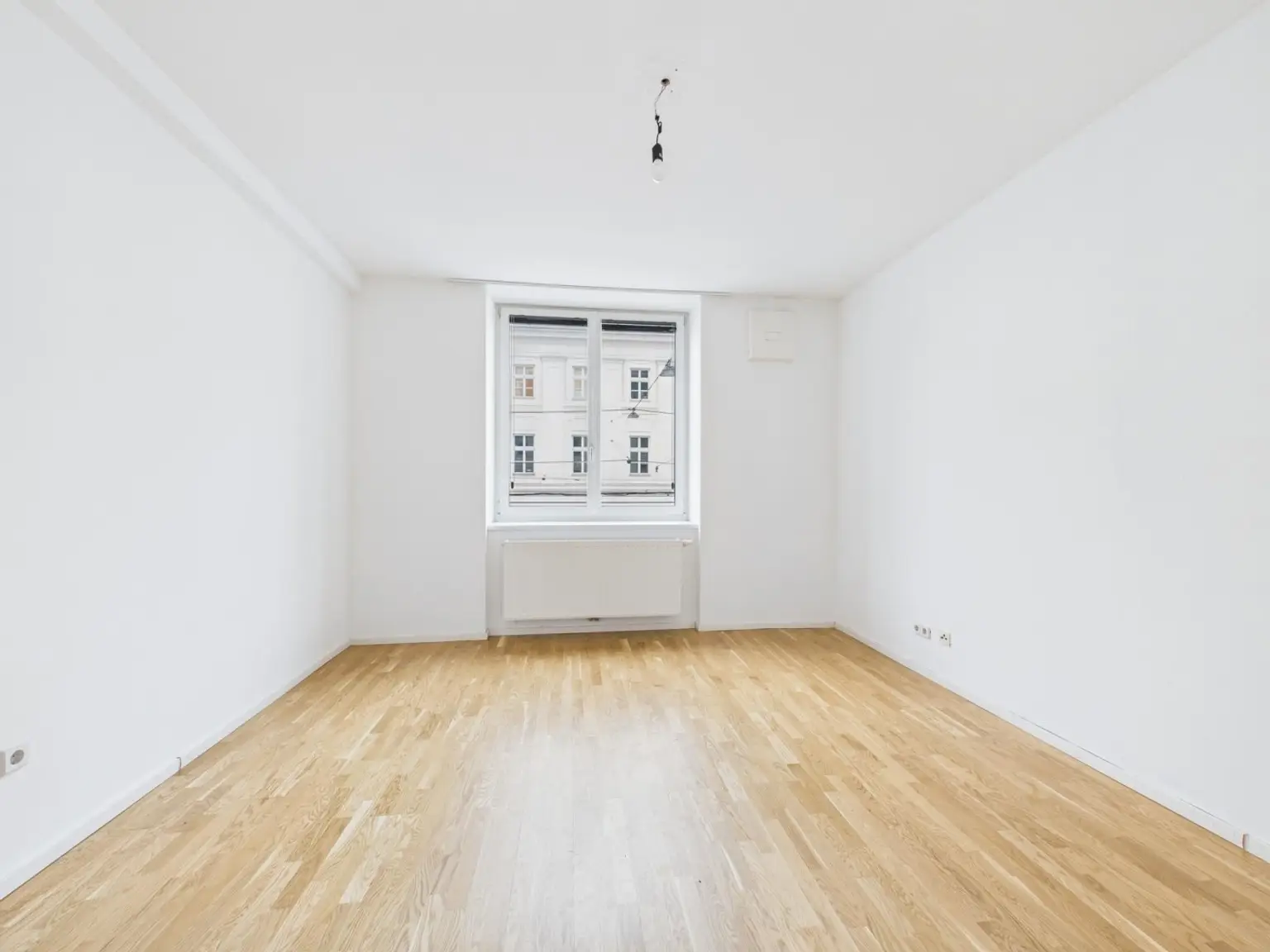 CAM04191G0-PR0076-STILL014