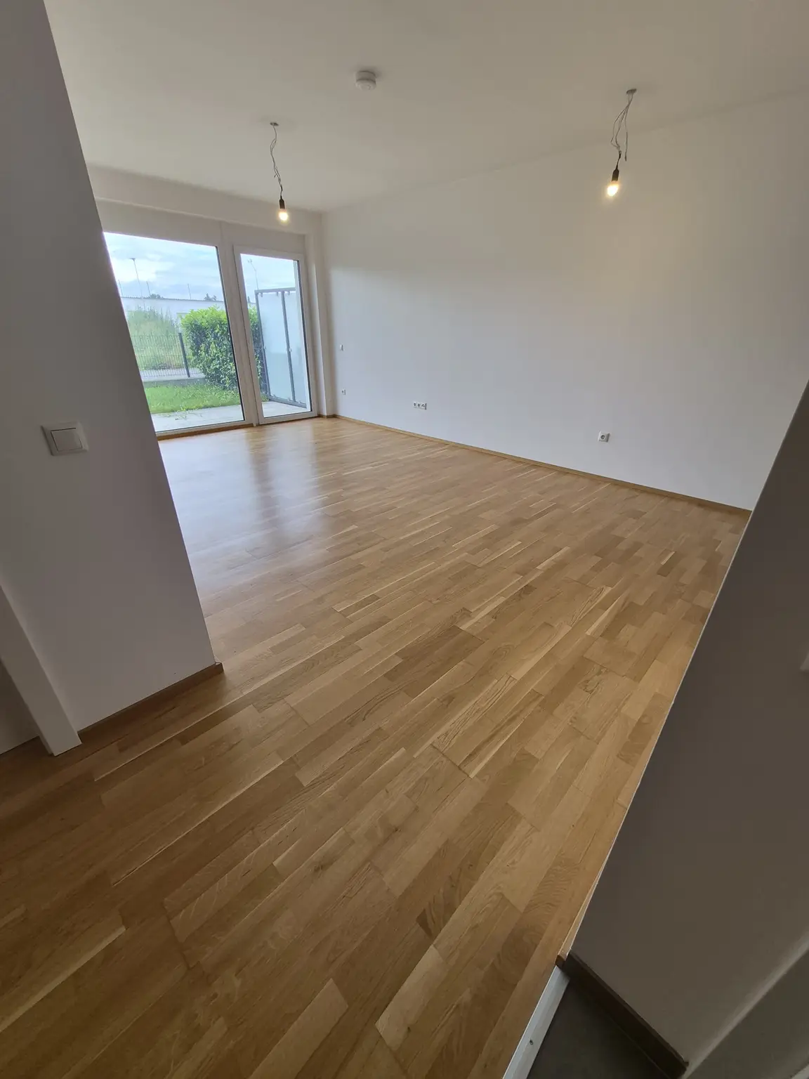 Neubau: Besonders ansprechende 54 m² 2-Zimmerwohnung mit 28 m² Garten