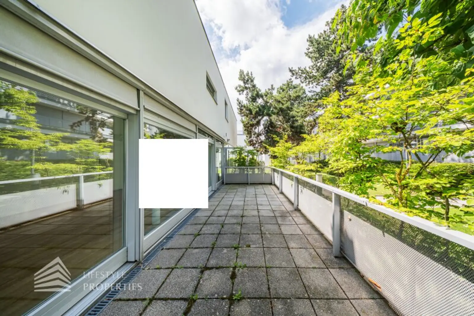 Wunderschöne 4 - Zimmer Wohnung mit Terrasse und 2 Balkonen