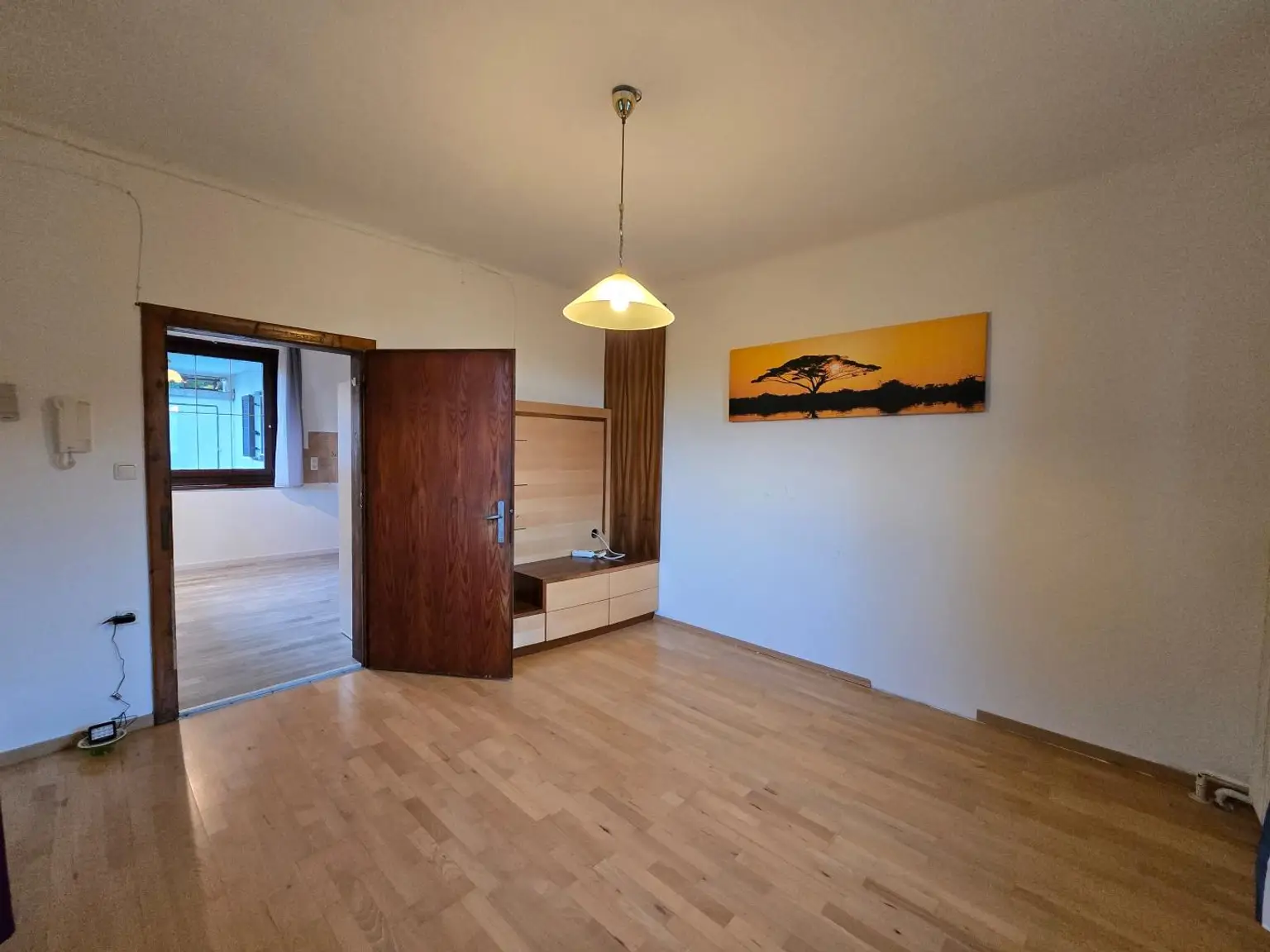 Haus mit zwei Wohneinheiten und Gartenidylle