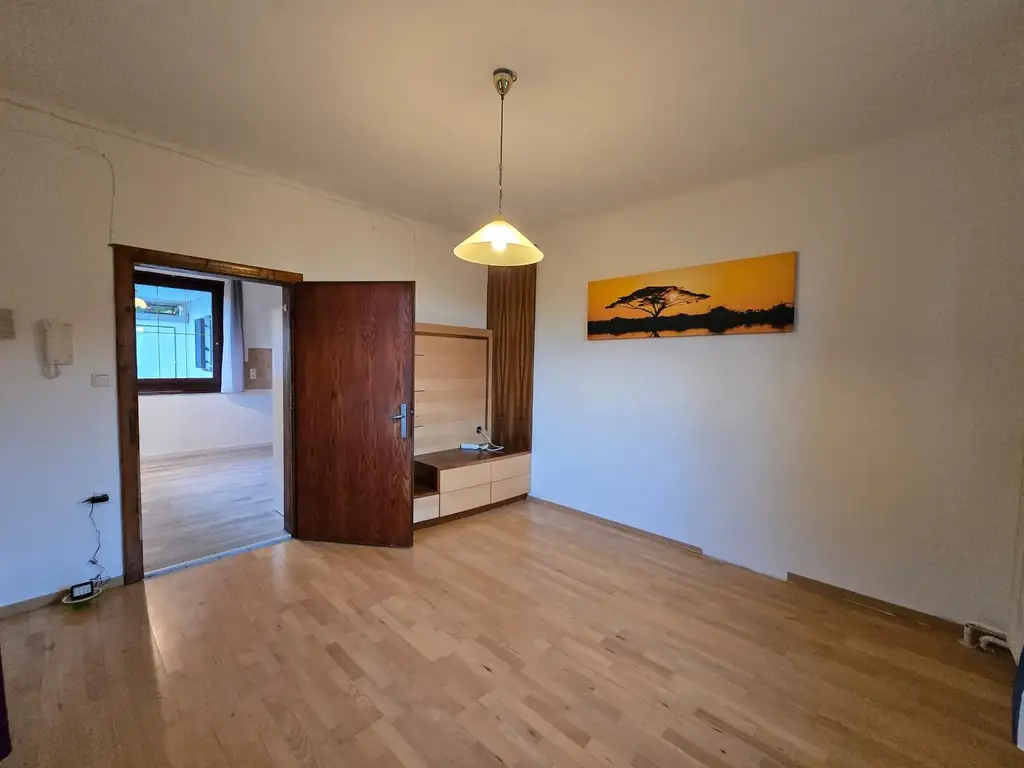 Haus mit zwei Wohneinheiten und Gartenidylle