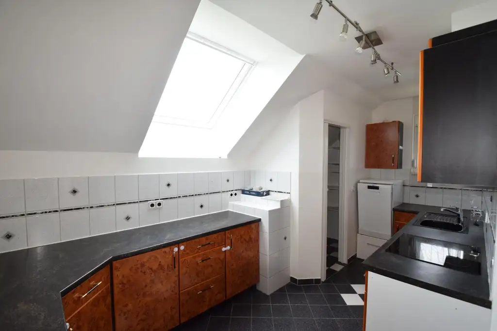 Platzwunder: Wohnung mit Eigengarten, 2 Parkplätzen, Keller & Dachboden