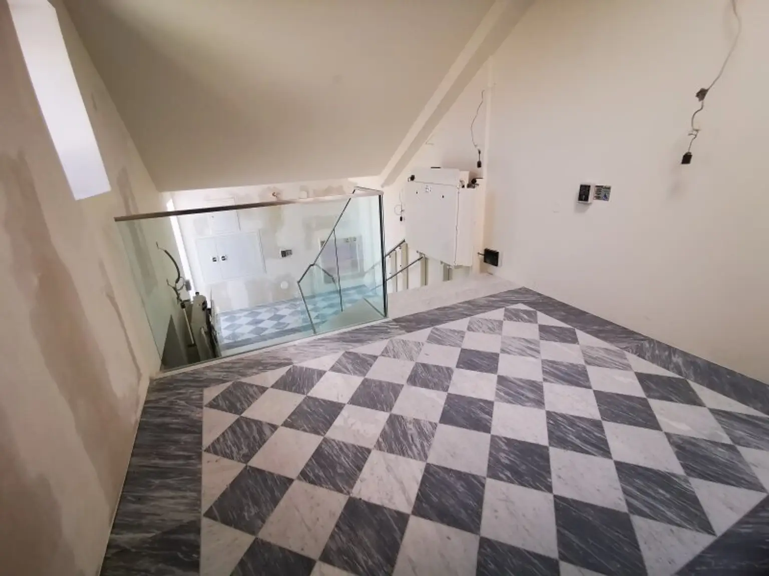 URANIA: 3 Zimmer mit hofseitiger Terrasse in Ruhelage: Luxus pur in Citynähe
