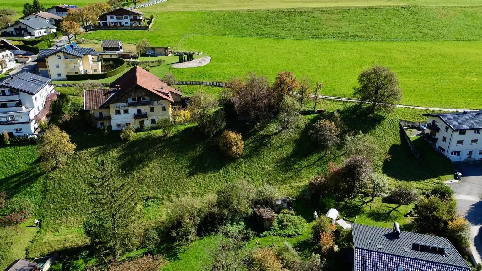 sanierungsbedürftiger Bauernhof mit großem Grundst