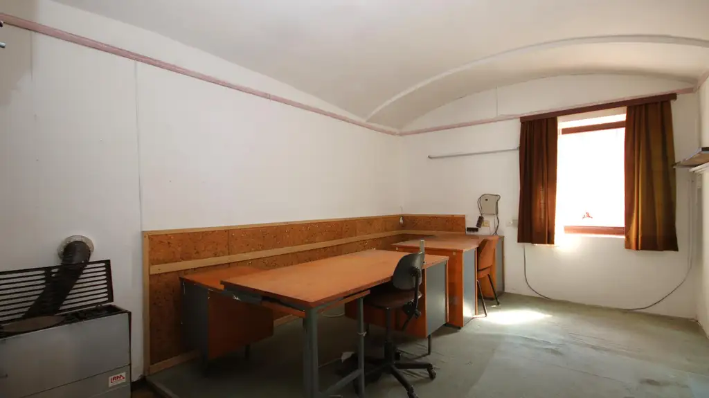 Großzügig & vielseitig nutzbar – Zahlreiche Räume plus Büro und Werkstatt