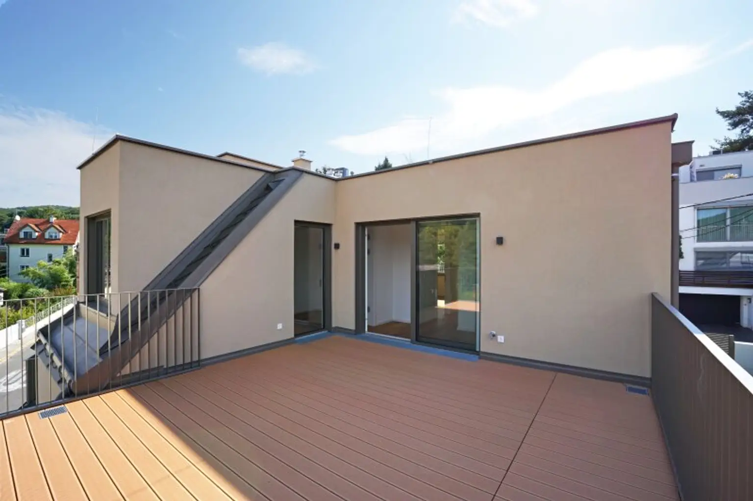 Satzberg: Exklusive Maisonettewohnung mit Stellplatz, kleinem Garten und Traum-Terrasse - ERSTBEZUG