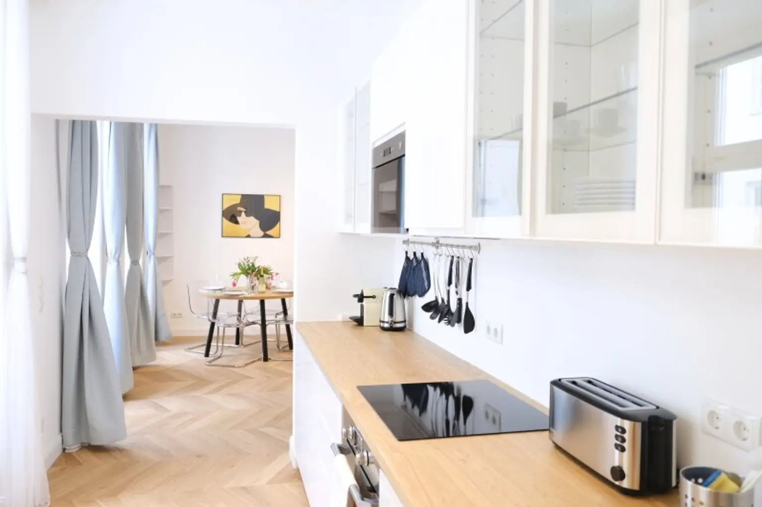 Wunderschöne und generalsanierte 2- Zimmer Altbauwohnung in Top Lage!!!