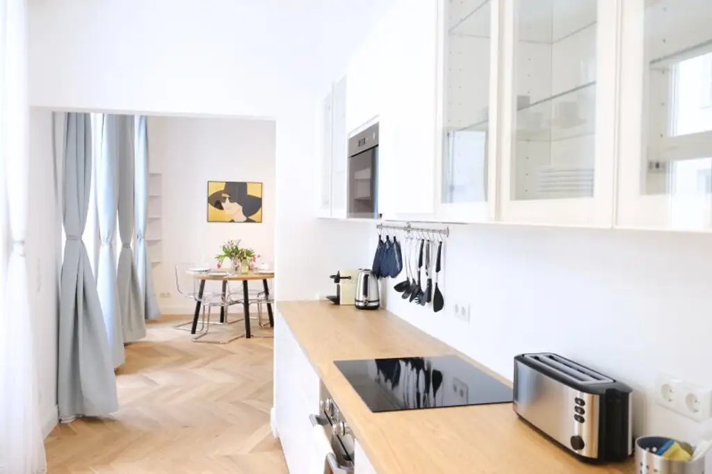 Wunderschöne und generalsanierte 2- Zimmer Altbauwohnung in Top Lage!!!