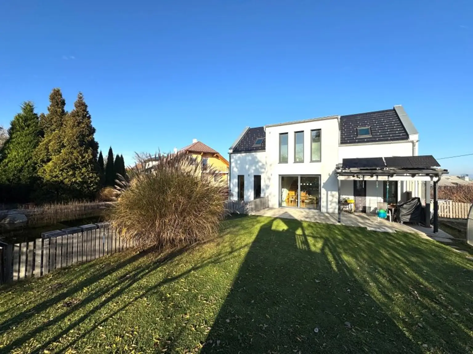 Modernes Einfamilienhaus mit exklusivem Schwimmteich/Naturpool