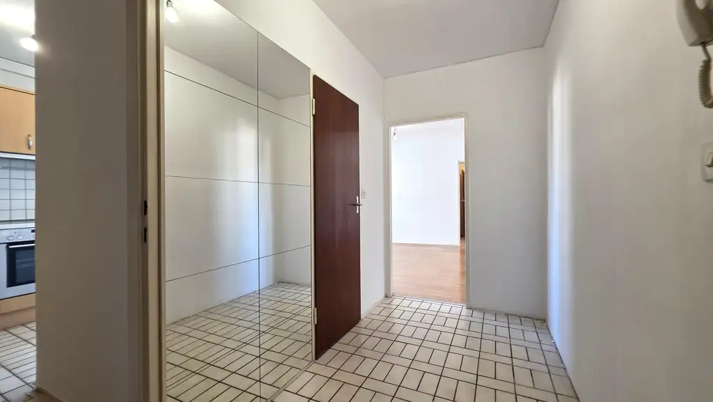Linzer Straße/Schönbrunn: sanierungsbedürftige, ruhige 2-Zimmer Wohnung mit Grünblick