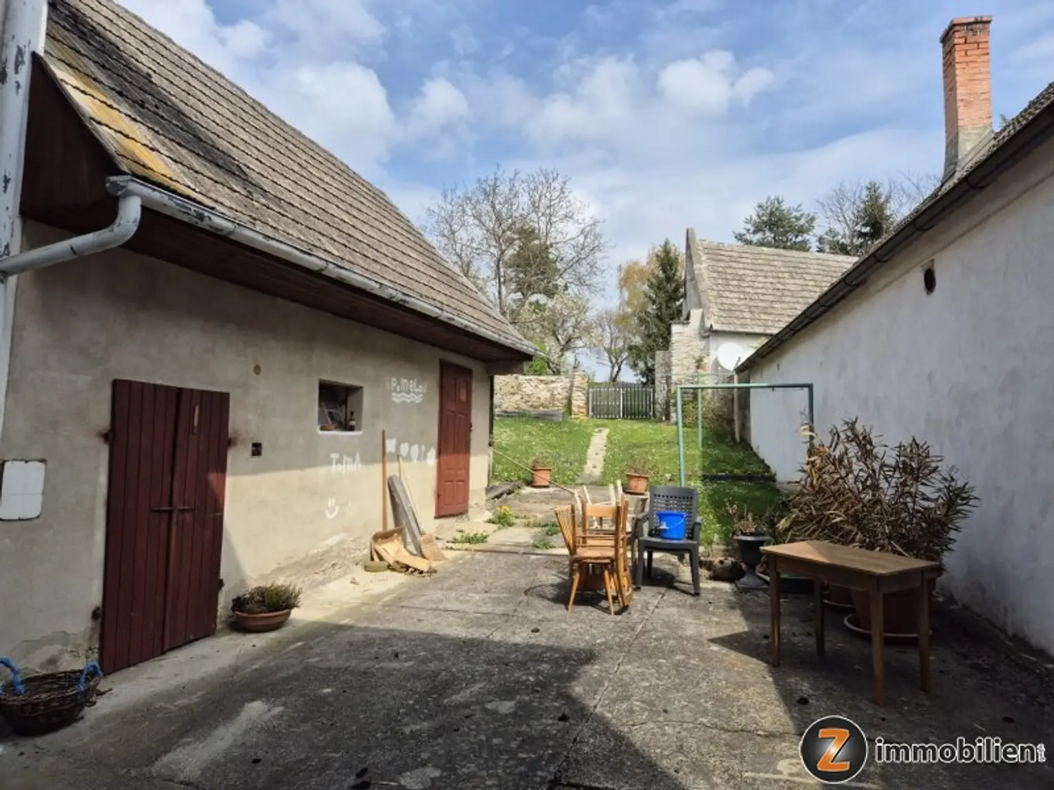 Nebengebäude und Innenhof