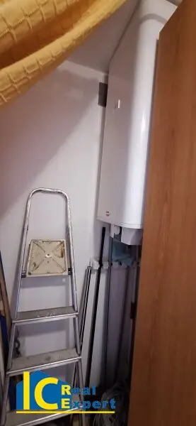 Warmwasserboiler diskret in einer Nische