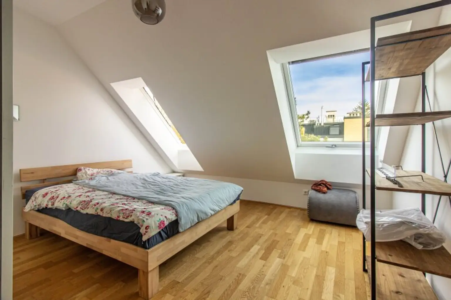 Traumhaft ruhige DG-Wohnung mit Terrasse bei U4-Hütteldorf - VOLL MÖBLIERT