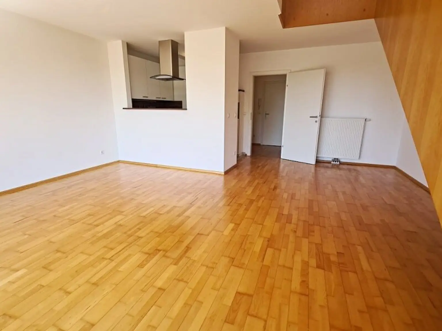 INNSTRASSE, FERNBLICK, unbefristete 97 m2 Dachgeschoß-Maisonette mit Loggia, 2 Zimmer, Komplettküche, Wannenbad, Parketten, gefördert