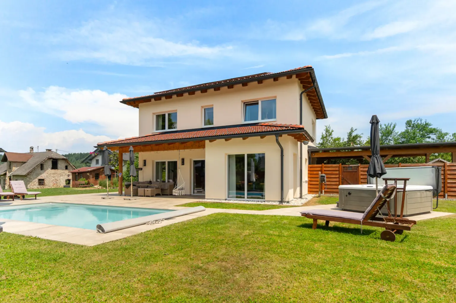 Wohnhaus mit Pool in ruhiger Lage