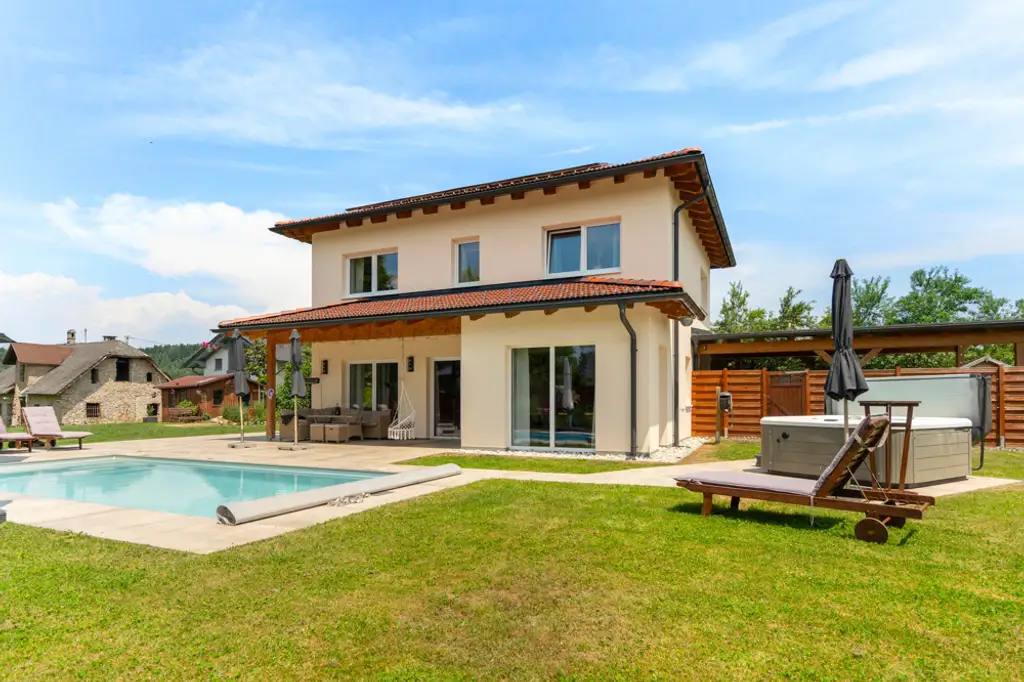 Wohnhaus mit Pool in ruhiger Lage