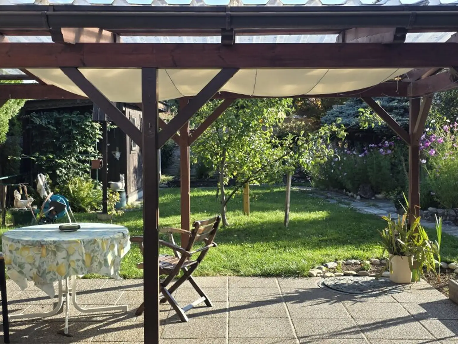 PRIVATSPHÄRE: KLEINES HAUS  mit ENTZÜCKENDEN GARTEN, Garage und Lagerräume - NÄHE BAHNHOF