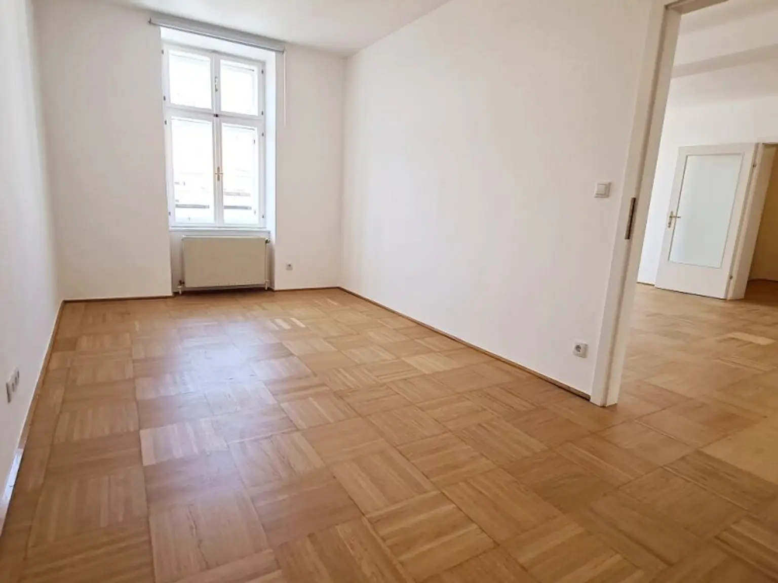 SPITTELBERG, teilsaniertes 84 m2 Dachgeschoß, 3 Zimmer, Extraküche, Wannenbad, Parketten, WG-geeignet, MQ-Nähe