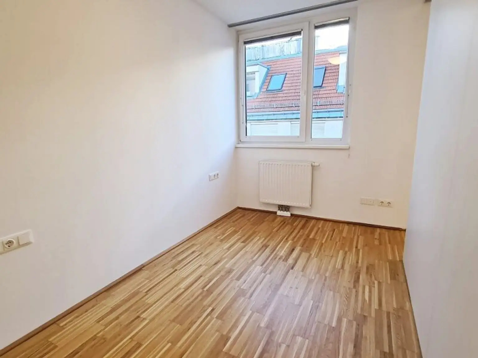 AM SPITZ-NÄHE, gepflegte 36 m2 Neubau mit 4 m2 Balkon, 2 Zimmer, Komplettküche, Wannenbad, Parketten, Garagenplatz möglich, Leopold-Ferstl-Gasse