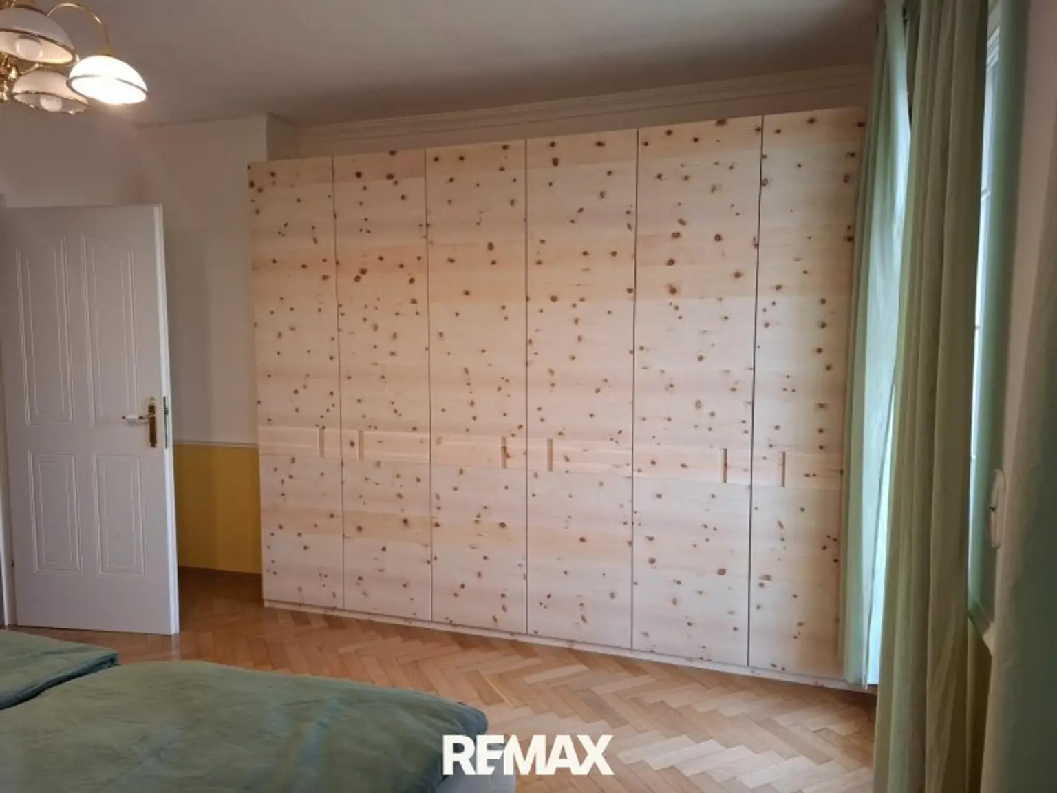 Zirbenholzschrank