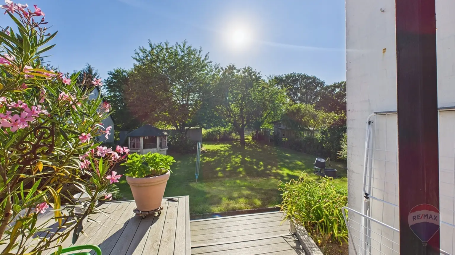 Sicht in den Garten von der Terrasse