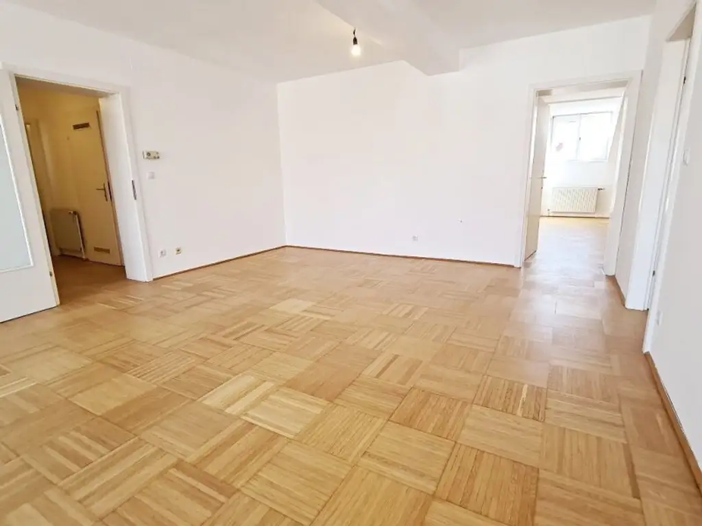 SPITTELBERG, teilsaniertes 84 m2 Dachgeschoß, 3 Zimmer, Extraküche, Wannenbad, Parketten, WG-geeignet, MQ-Nähe