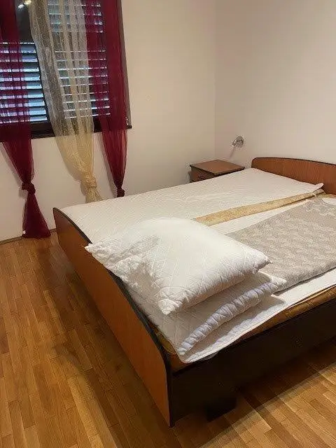 Crikvenica/Kacjak: Apartmenthaus mit 5 Wohneinheiten, nur 140 Meter vom Strand entfernt!