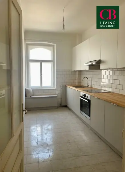 Sanierungsbedürftige Wohnung in einem klassischen Jahrhundertwendehaus