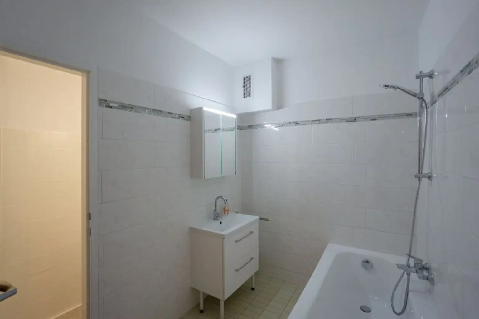 neu verfliestes und möbliertes Badezimmer