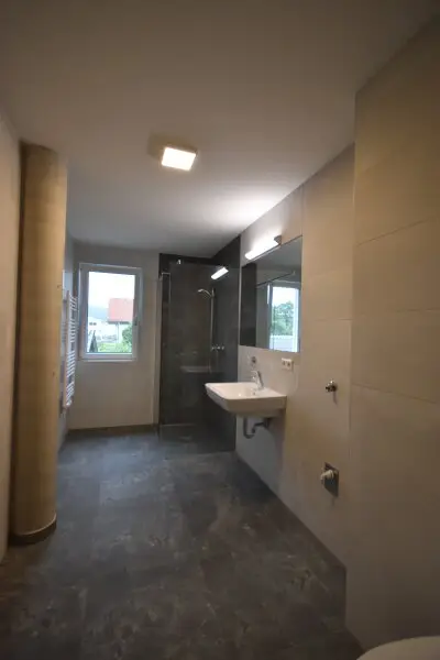 Badezimmer - Modernes 2 Zimmer Appartement mit großer Loggia und Bergblick Miete Grödig Salzburg