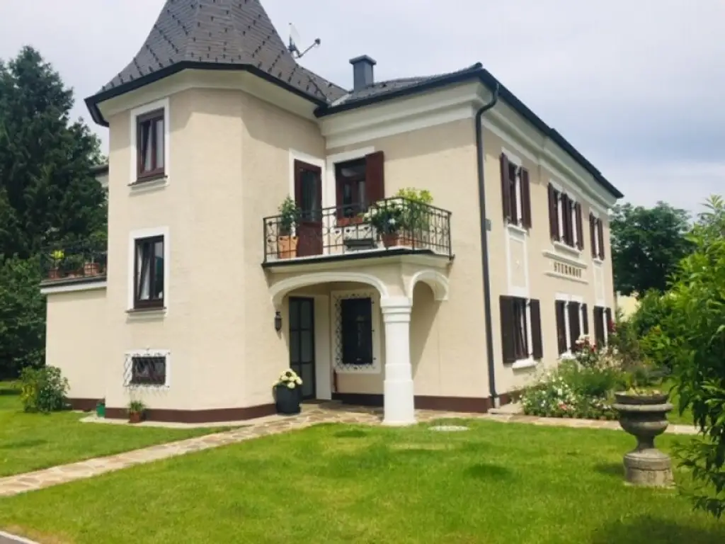 Traumwohnung in historischer Villa!