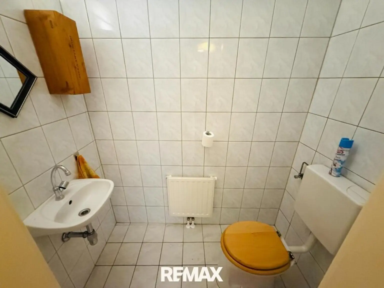 großes WC mit Waschtisch