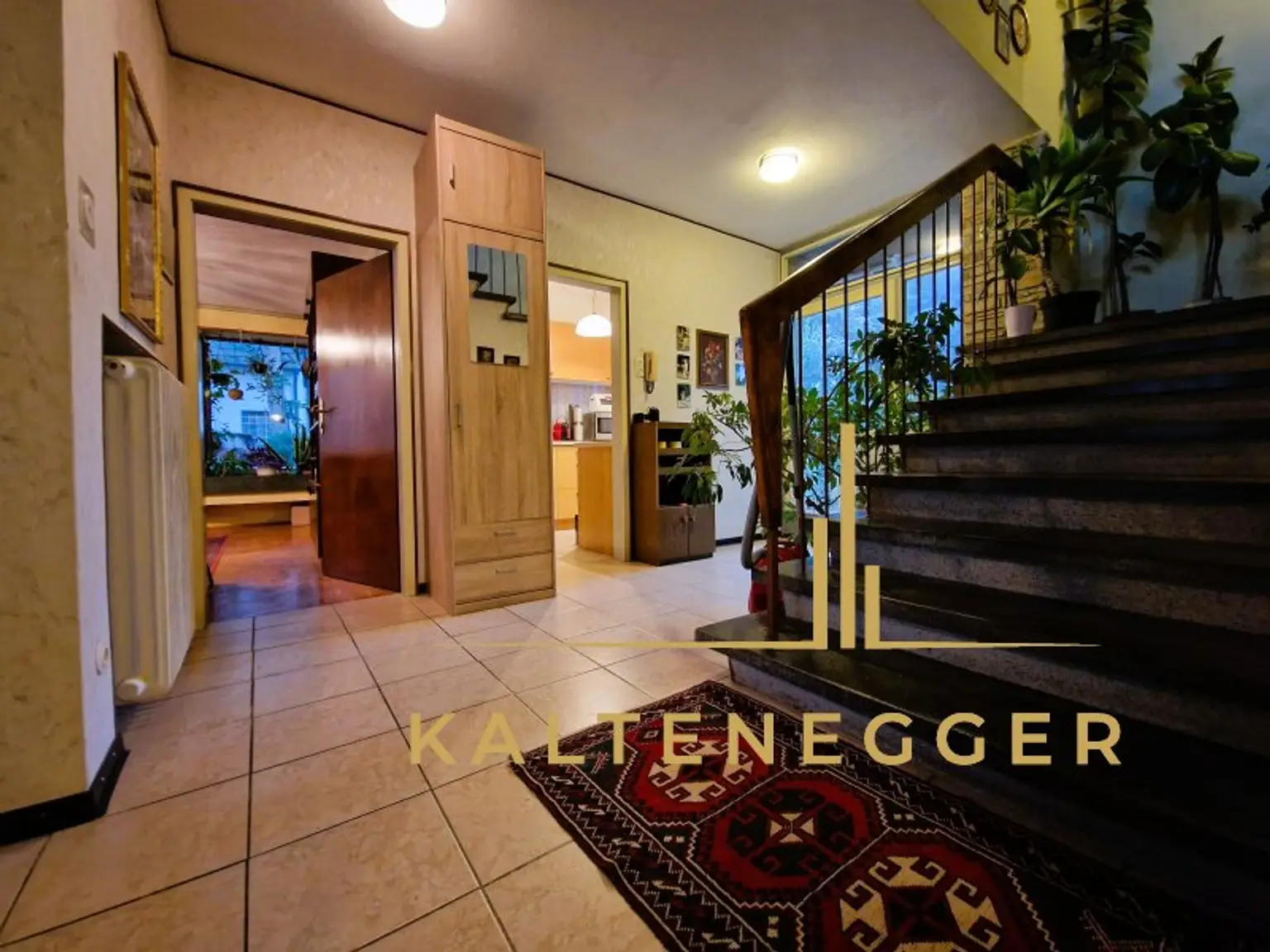 EG: Diele ca. 9,15 m² mit Stiegenaufgang ins OG