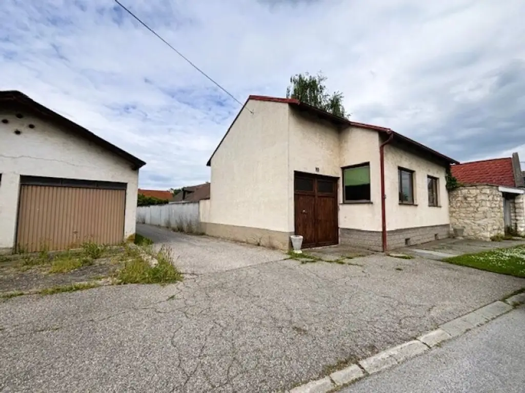 Winden am See - Einfamilienhaus mit Nebengebäuden am Fuße des Leithageb.