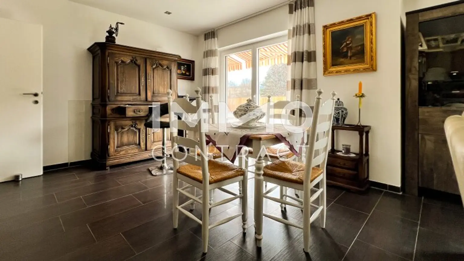 UG: Wohnzimmer - Esstisch und Zugang zu Terrasse und Garten