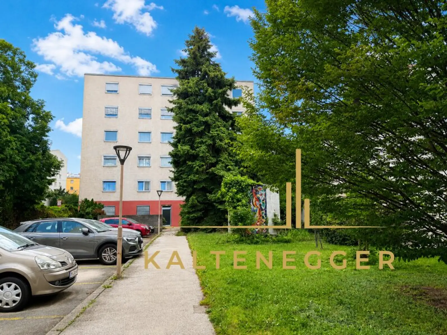 Grüner Innenhof zwischen den 2 Gebäuden der Wohnhausanlage