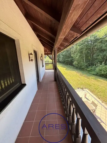 Villa mit Teich in Einzellage mit arrondierten ca. 5,6 ha großen Eigengrund